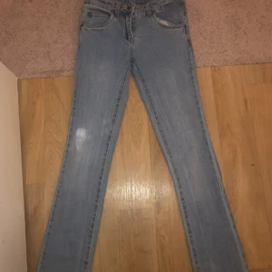 Ljusblåa jeans  - Supersöta ljusblåa denim skinny jeans från Mywear i storlek 148.  Har bara används en gång. 