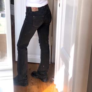 Lågmidjade svarta/grå/bruna bootcut jeans köpta second hand 🤍 för referens är jag 170cm lång