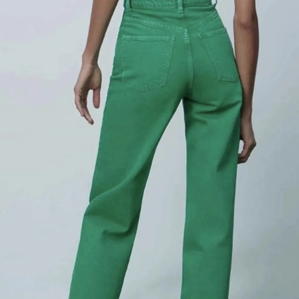 gröna jeans (dam) från zara i storlek 36!!🧚🏼. Jeans & Byxor.