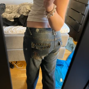 Jeans - Skit snygga lågmidjade jeans med pärlor/diamanter på bakfickorna, säljer för de är för stora ❤️ 