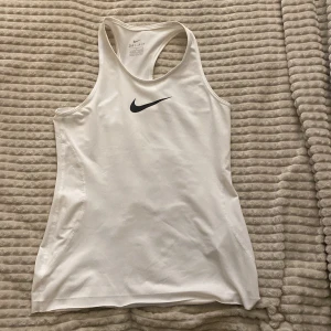 Linne - Basic Nike Träningslinne. L i barnstl vilket motsvarar xs i damstl