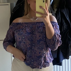 Topp - Jättesöt off shoulder topp med sött mönster 