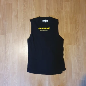 Linne svart - Svart linne med motivet "Fire, walk with me". Storlek S i fint skick