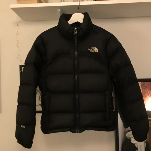 The North face dunjacka - Pufferjacket från The north face. Storlek XS womens.  Säljes billigt då den är väl använd och dunet i armarna har försvunnit en del. 