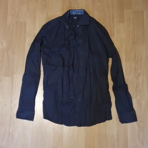 Skjorta grå - Grå skjorta (nästan svart) i storlek S. 