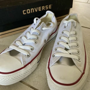 Oanvända låga vita Converse - Oanvända nya Converse. Fås i kartong. Helt nytt skick. Dam, låga i storlek 37.5.  Passande för nalkande våren och bara ben i sommar. Kan både frakta och mötas upp.