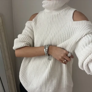 Vit stickad tröja - Så cool vit stickad tröja med bara axlar!! Använd ett fåtal gånger så i mycket bra skick, inga slitningar alls!! Möts i centrala Stockholm eller frakt!