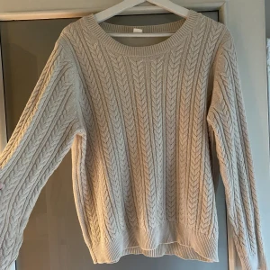 Stickad tröja  - Superfin krämfärgad stickad tröja. Slät på ryggen 