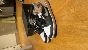 Jordan 1 mid Shadow - Säljer mina jordan 1’s då de inte används längre. De har lite creasemärken men är annars i gott skick. Storlek 45!   Pris kan diskuteras! Skorna är köpta från restocks som har gått igenom en autentifieringsprocess där skorna blivit verifierade som äkta!!