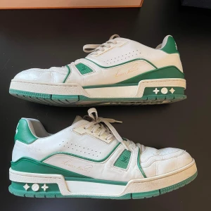 Lv trainers grön/vit LV9 - Lv trainer Green/white Storlek: LV 9, sitter som 43-44 Kommer med: Og allt Pris: 8500kr + frakt