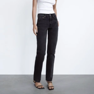 Zara mid rise jeans - Säljer dessa svarta mid rise jeans ifrån zara eftersom dom inte längre kommer till användning! Frakt tillkommer 🥰