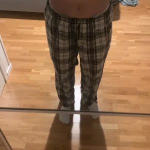 Rutiga pyjamasbyxor - Svart/vita pyjamasbyxor från H&M’s herravdelning. De är i storlek S och sitter perfekt på mig som är 168 cm. Har inte använt så mycket. Säljer för 150 kr.💕