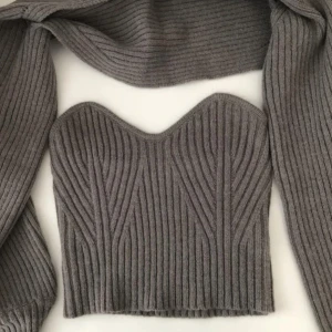 Grå Stickad Tubtopp  - Säljer denna gråa tubtoppen från bolero setter från SHEIN 🤍 tubtoppen var för stor för mig :( den är helt ny endast provad! 