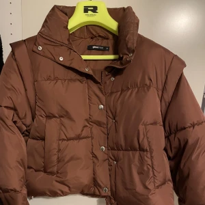 Brun puffer jacket - Använd några gånger bara, köpt för någon månad sen på ginatricot. Storlek S, varm o skön och rymlig. 