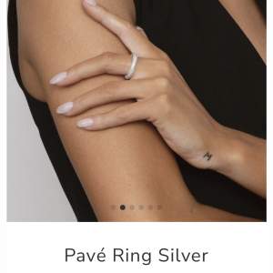 En silver ani ring som inte kommer till nån användning mer. Strl 16-17 silver. Ny pris 900kr
