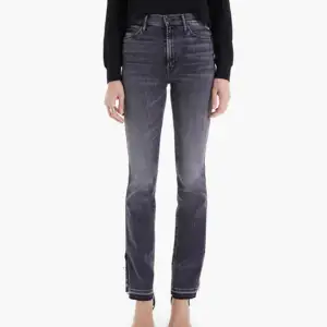 Säljer dessa gråa Mother jeans i modellen ”the rascal slit”. Storlek 24. Nypris ligger runt 3000kr. Jeansen är i mycket bra skick!💕