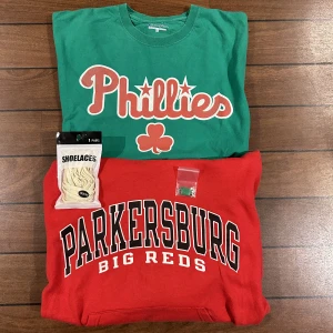 Vintage Mystery box - Mystery box i din storlek! Vad Som garanterat ingår i boxen! - 1 Hoodie/Sweatshirt.  - 1 T-shirt.  - 1 Accesoar (Creaseskydd, Skosnören mm.).  - 1 extra Random item!     Bara att skriva om du är intresserad eller har nån Fråga🙏 Bilderna är exempel på box!