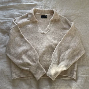 Stickad tröja - Fin, beige, stickad tröja, knappt använd.
