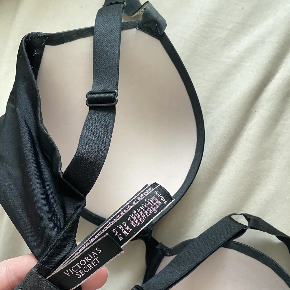 Victoria secret bh med glittriga band. Köpt i somras för 799kr och knappt blivit använd så är i väldigt fint skick!❤️. Övrigt.