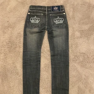 Viktoria beckhem  - Viktoria beckhem jeans storlek 25. Min dotter växte ur dem, i mycket bra skick🤩🤩 pris kan diskuteras. Innerbenslängd 81cm, midjemått circla 71cm