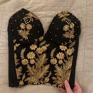 Retro korsett  - SÄLLSYNT retro korsett från Hennes & Mauritz 90 talet. Storlek M med C kupa (jag är S med storlek B kupa därför liiite stor på mig) ett riktigt hantverk!🌟