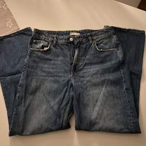 Blå jeans köpta från Ginatricot i storlek 42. Väl använda och är därför lite stela i materialet. Dock mycket fina! Straight leg. Nypris 300-450kr. Priset kan alltid diskuteras!