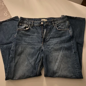 Jeans från ginatricot (strl. 42) - Blå jeans köpta från Ginatricot i storlek 42. Väl använda och är därför lite stela i materialet. Dock mycket fina! Straight leg. Nypris 300-450kr. Priset kan alltid diskuteras!