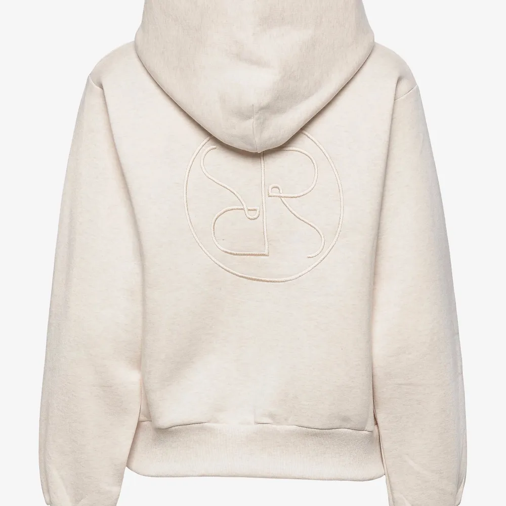 Skitcool rodebjer monogram hoodie i nyskick med ett broderat tryck på ryggen. Den är helt som ny då den bara använts ett fåtal gånger. Köpt för 1500kr, säljer den för 800kr💚💚köparen står för frakten. Hoodies.