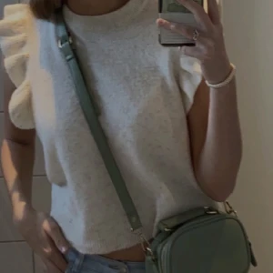 Stickad tröja - Stickad tröja, jätte fin aldrig använd förutom på bilden. Säljer den för köpte i fel storlek, storlek M. Om ni vill ha fler bilder eller funderar på något så kan ni bara kontakta 💗 