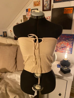 Söt topp - Nyskick, går att knyta på många olika sätt (se bilder)