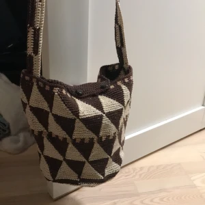 Virkad väska - Egengjord virkad väska som är rymlig och har en lätt justerbar axelrem. Finns bara ett exemplar. 