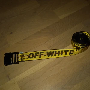 Off white bälte nyskick  - Säljer ett äkta Off White bälte som är använt ett fåtal gånger. Passar till de flesta jeansen.