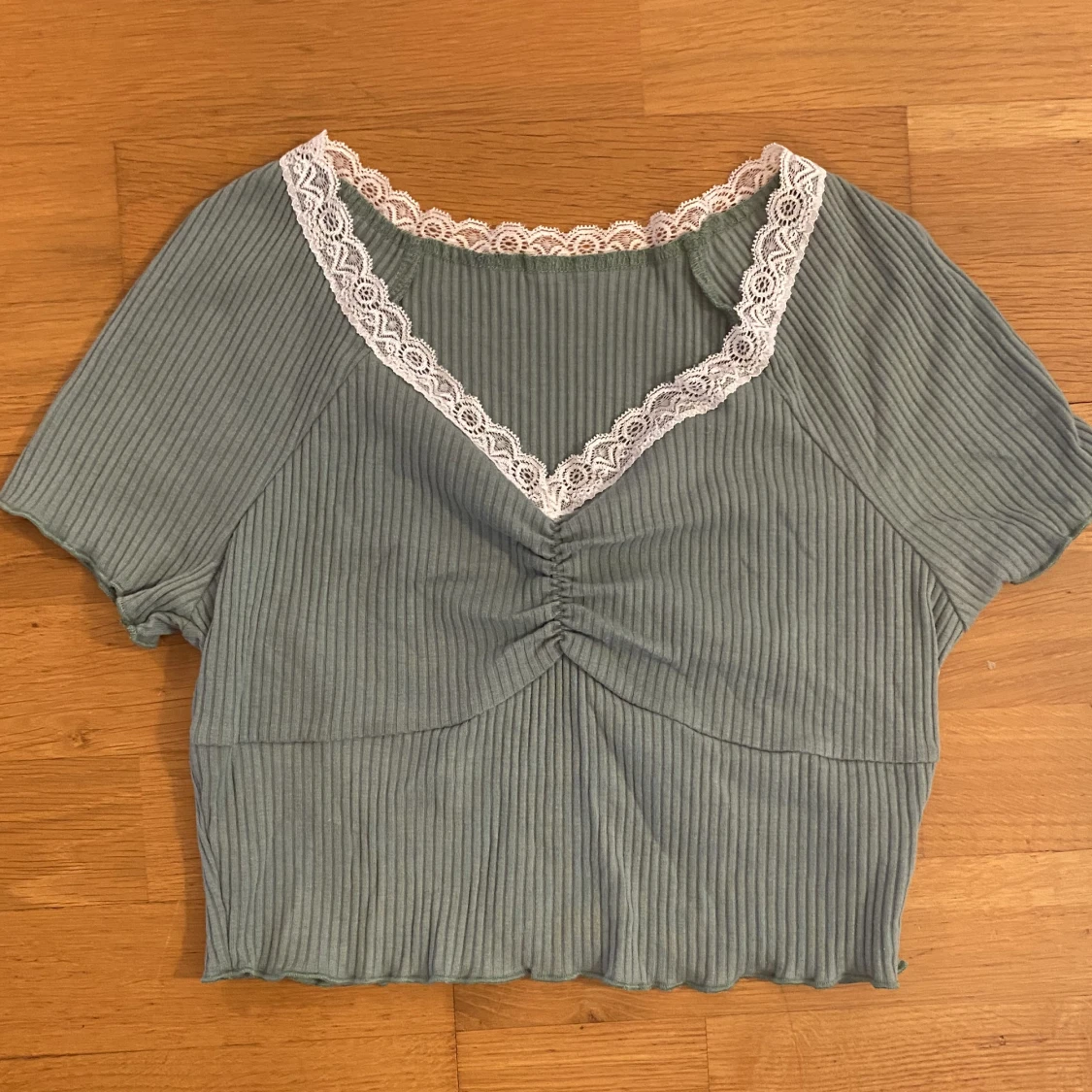 Grönaktig croppad tshirt - 90