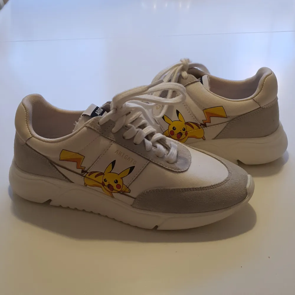Hey! I'm selling these brand new limited edition Axel Arigato × POKEMON Genesis Vintage.  They are in a great condition and have never been worn outside 😊.. Skor.