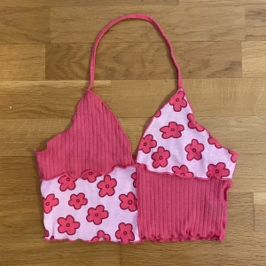 Blommig crop top - Tunnt tyg - perfekt till varma dagar! Aldrig använd. Funkar XS-M (även L om man inte har så stora bröst). Den är stretchig. Jag väger ca 60-65 kg och brukar ha typ S-L på överdelar beroende på märke osv.