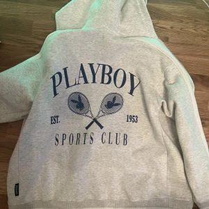 Playboy zip hoodie - Oversized playboy zip hoodie i storlek 32(xs), fint skick inga fläckar eller skador.