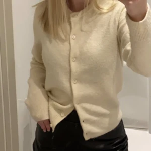 Kofta - Jättefin kofta från hm❤️‍🔥 jättemjuk i materialet och är i bra skick! Har tyvärr använts för lite hos mig.. 💥🫶🏻🤍