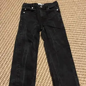 Ett par jeans från lager 157. Dom har några sträck på sig som kommer från tvätten och är i hyfsat stabilt skick. Säljer då dom är för små