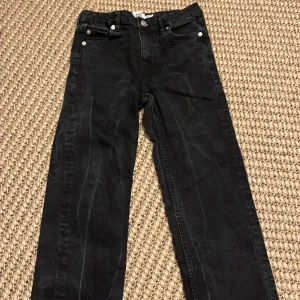 Lane star jeans - Ett par jeans från lager 157. Dom har några sträck på sig som kommer från tvätten och är i hyfsat stabilt skick. Säljer då dom är för små
