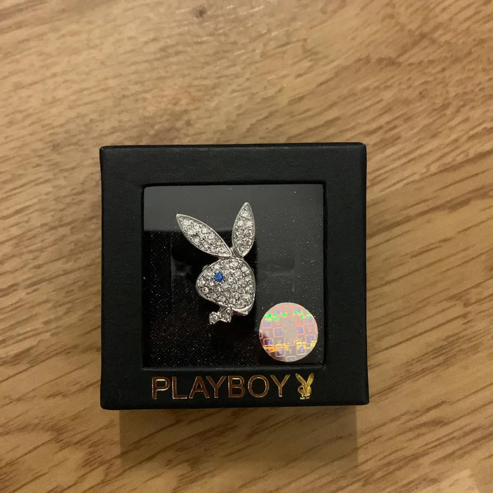 Säljer denna snygga Playboy ring för 95kr+ frakt😊. Accessoarer.