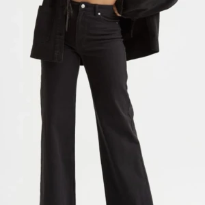 Wide leg jeans - Super snygga svarta Wide leg jeans som man kan ha till precis allt. Väldigt fina och bekväma runt midjan! Har inte kommit till så mkt användning så väldigt bra skick!⭐️