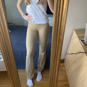 Yogapants - Säljer ett par likadana yogapants som mina tidigare gråa fast i beige färg! Jättesköna och snygga💓 (Ser lite skrynkliga ut där nere, men det är för att de är nytvättade)