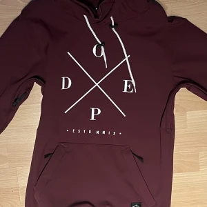 Dope jacka - Dope jacka. Inga täcken på användning  utan endast använd en gång. Storlek Xs och köpt för 1300 . Säljer då den inte kommer till användning då jag har köpt en ny skidjacka