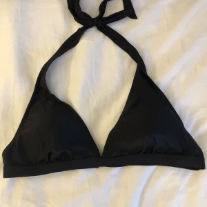 Race Marine bikiniöverdel  - Svart bikiniöverdel från Race Marine, använd fåtal gånger. Det är storlek L men skulle säga att det är en m☺️
