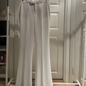 Byxor zara - Säljer dessa fina byxor från zara som inte säljs längre i stl. Xs. Använda endast 2 gånger. Nypris 499kr