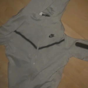 Nike tech 🫶🏼 - Nike tech kofta i fint skick ej använd så mkt strl 170.
