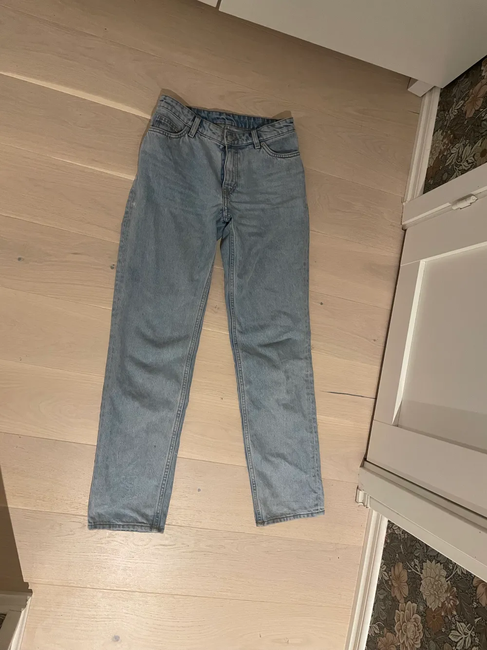 Ljusblå jeans från Monki. Modellen på jeansen heter monokomi. De är i storlek 25 som motsvarar 32 eller xxs men skulle även säga att de passar xs. Använda fåtal gånger och nypris är 400kr. Hör av er för fler bilder om det önskas.. Jeans & Byxor.