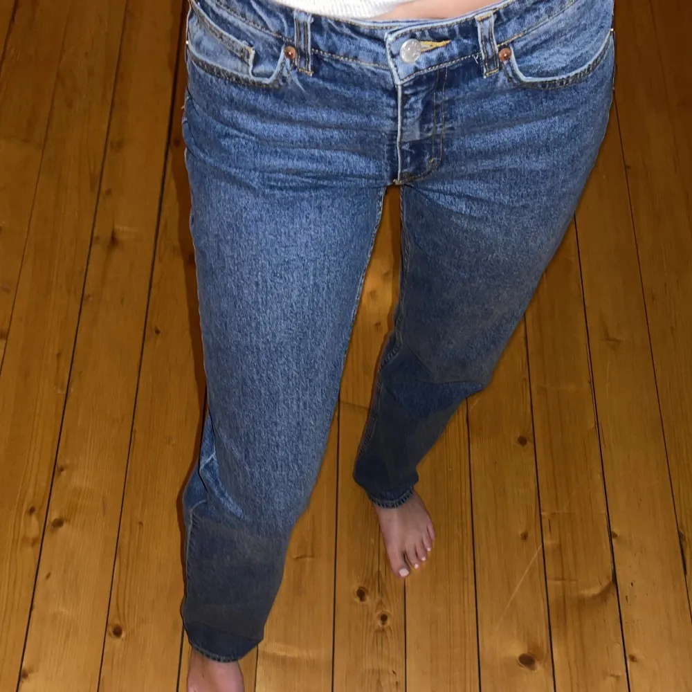 Blå raka jeans från Monki. Storlek 27. . Jeans & Byxor.