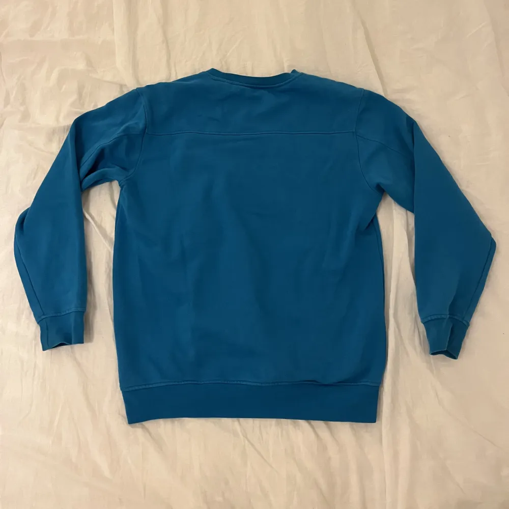 Jätteskön sweatshirt i snygg blå färg!💙Säljer pga. det inte är min stil längre. Jag som brukar ha storlek S/XS har denna i medium för lite oversized känsla☺️. Hoodies.