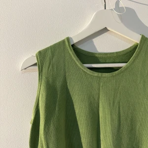 grön/beige tröja - Unika och vårig tröja i grönt och beiget. Bra skick!! 